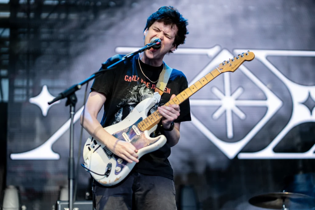 foxing Listen, now that I’ve got your attention, got to let you know I hate to see you go, now that you’re gone we can enjoy the show