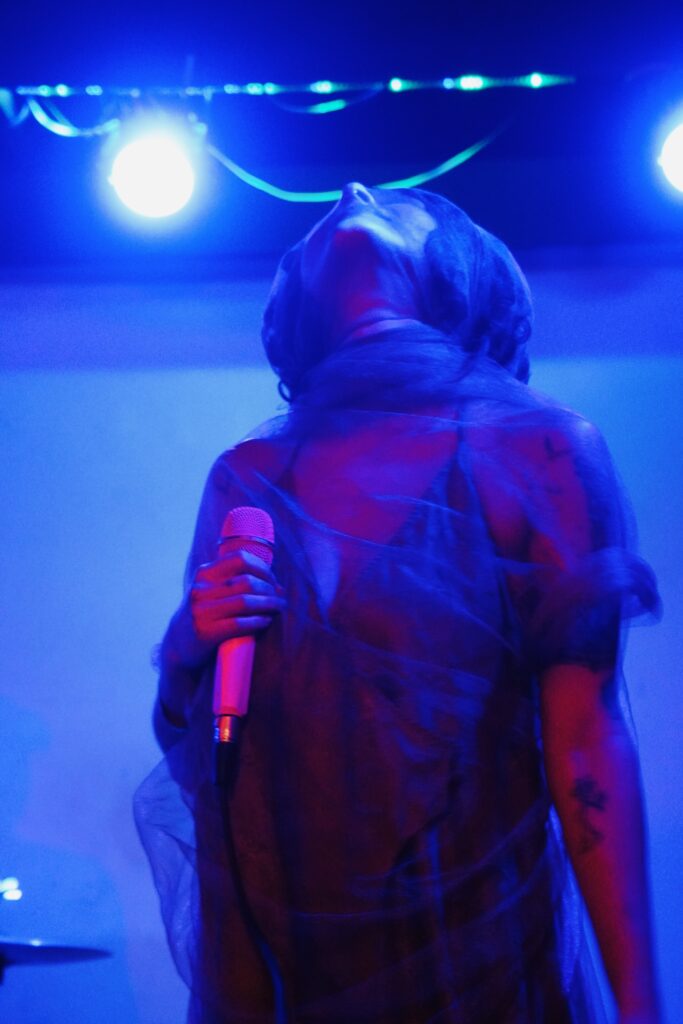 alma muneca singer Alma Muñeca: The Band and Their Symbiotic Relationship