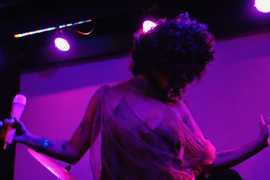 alma muneca singer purple Alma Muñeca: The Band and Their Symbiotic Relationship